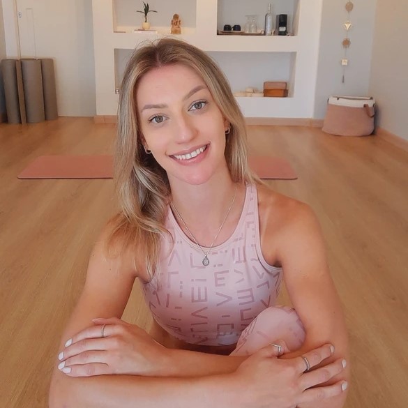 Gabi em seu estúdio de Yoga