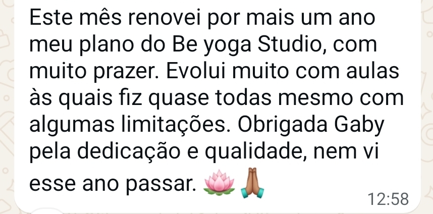 Mensagem de uma aluna contando que renovou por mais um ano o plano do Be Yoga Studio e evoluiu com as aulas, mesmo com algumas limitações