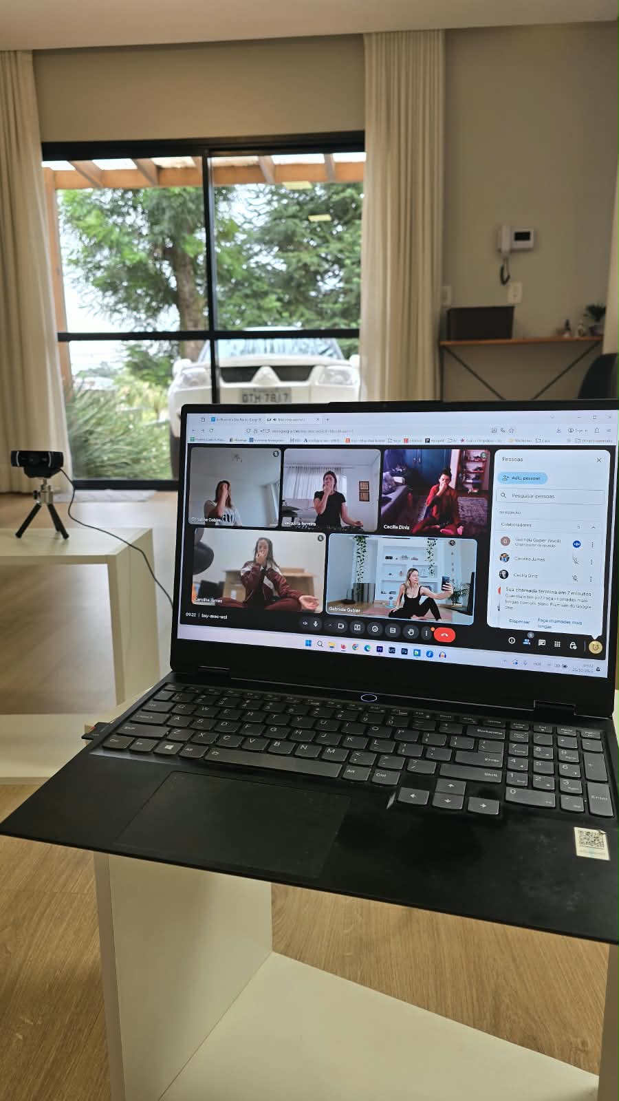 Registro do encontro mensal do Be Yoga Studio, com Gabi e as alunas reunidas em uma chamada de vídeo